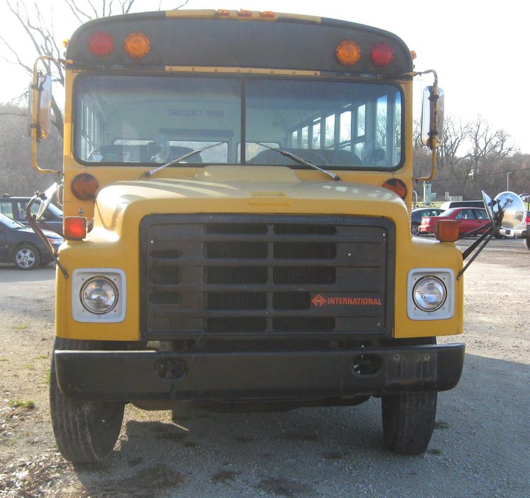 image for item 6524 1988 International 30 passenger school bus