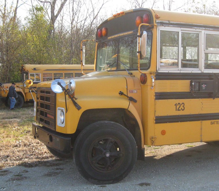 image for item 6524 1988 International 30 passenger school bus