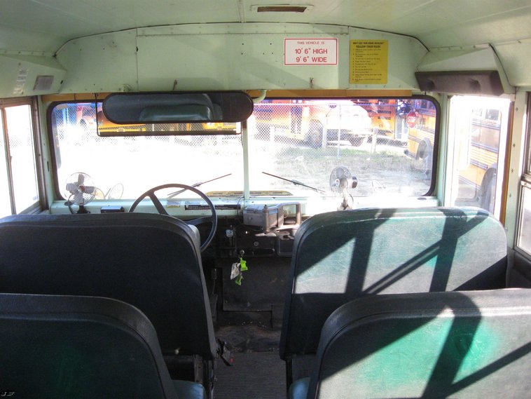 image for item 6524 1988 International 30 passenger school bus