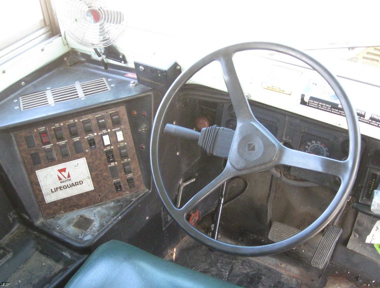 image for item 6524 1988 International 30 passenger school bus