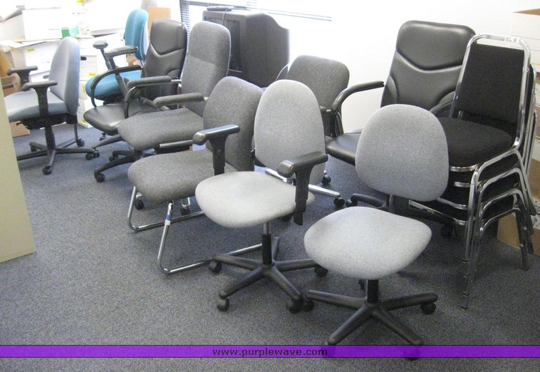 Assorted furniture in Des Moines, IA Item 6577 sold Purple Wave