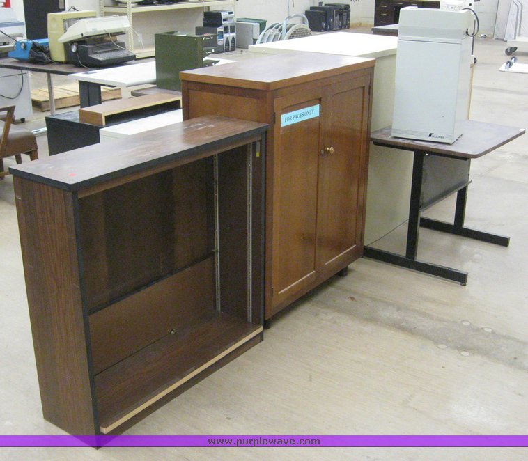 (11) pieces of assorted furniture in Des Moines, IA Item 6584 sold