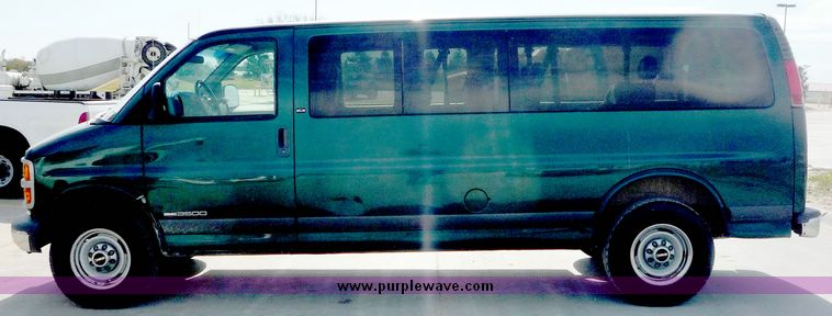image for item 4054 1997 GMC Savana G3500 11-passenger van
