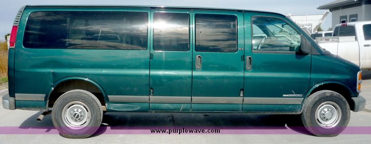 image for item 4054 1997 GMC Savana G3500 11-passenger van