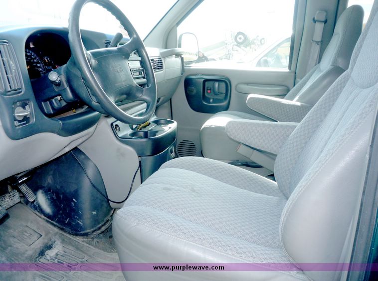 image for item 4054 1997 GMC Savana G3500 11-passenger van