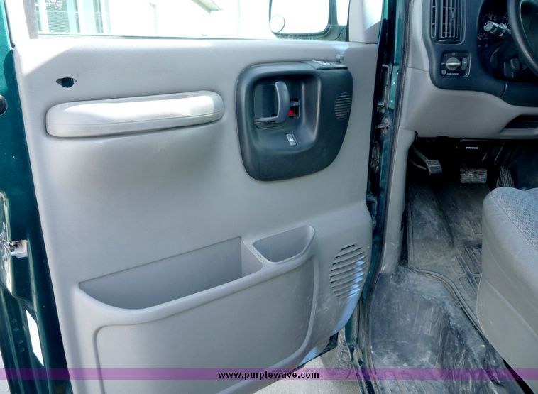 image for item 4054 1997 GMC Savana G3500 11-passenger van