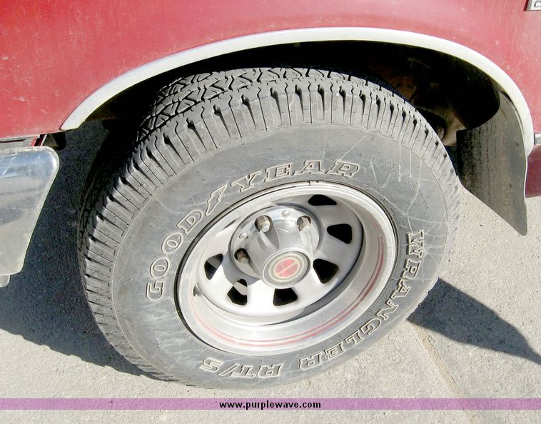 image for item 6414 1988 Ford F-150 pickup truck