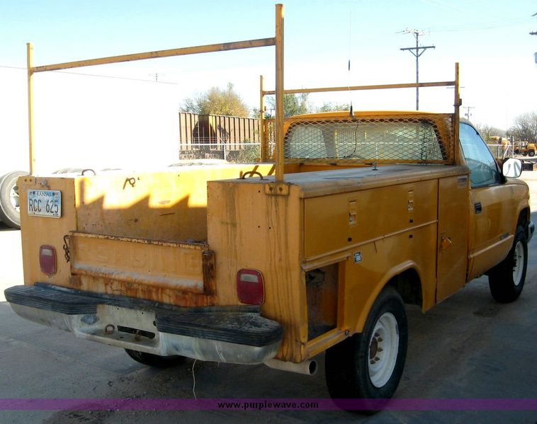 image for item 6415 1989 GMC C2500 pickup truck