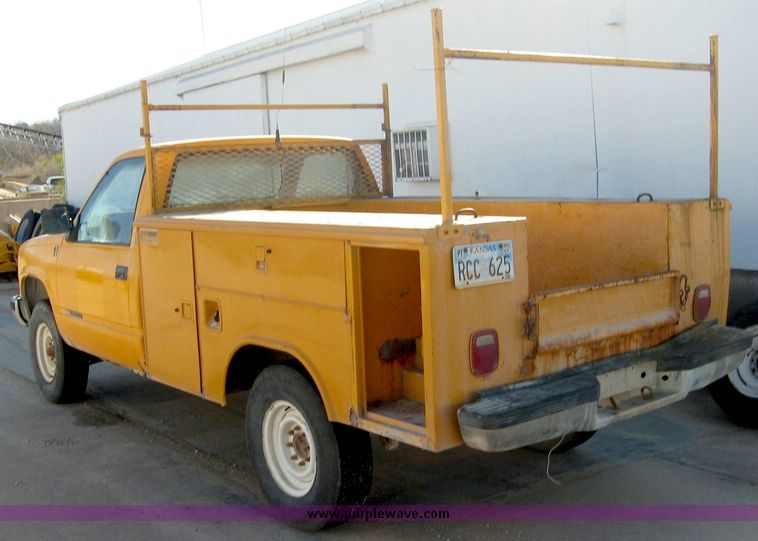 image for item 6415 1989 GMC C2500 pickup truck
