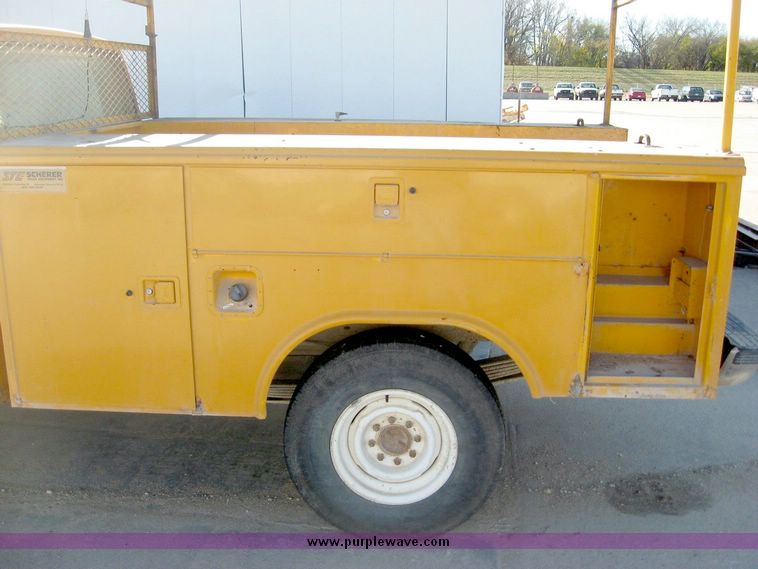 image for item 6415 1989 GMC C2500 pickup truck
