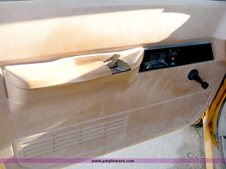 image for item 6415 1989 GMC C2500 pickup truck