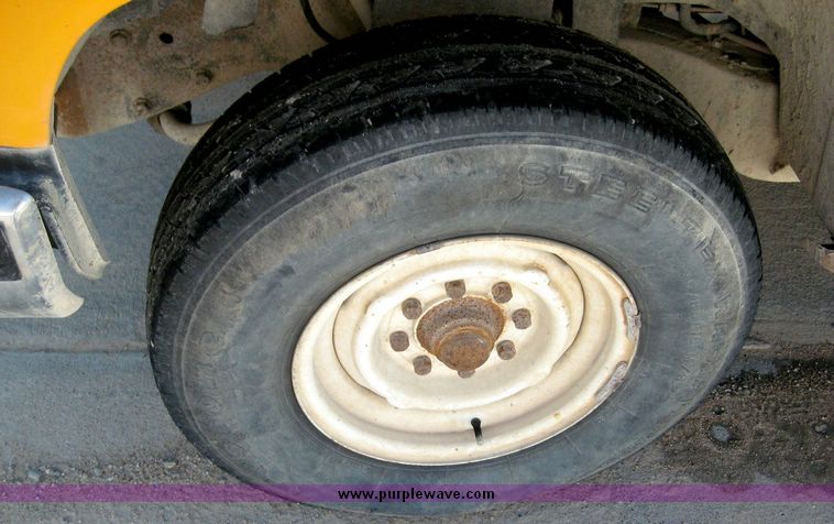 image for item 6415 1989 GMC C2500 pickup truck