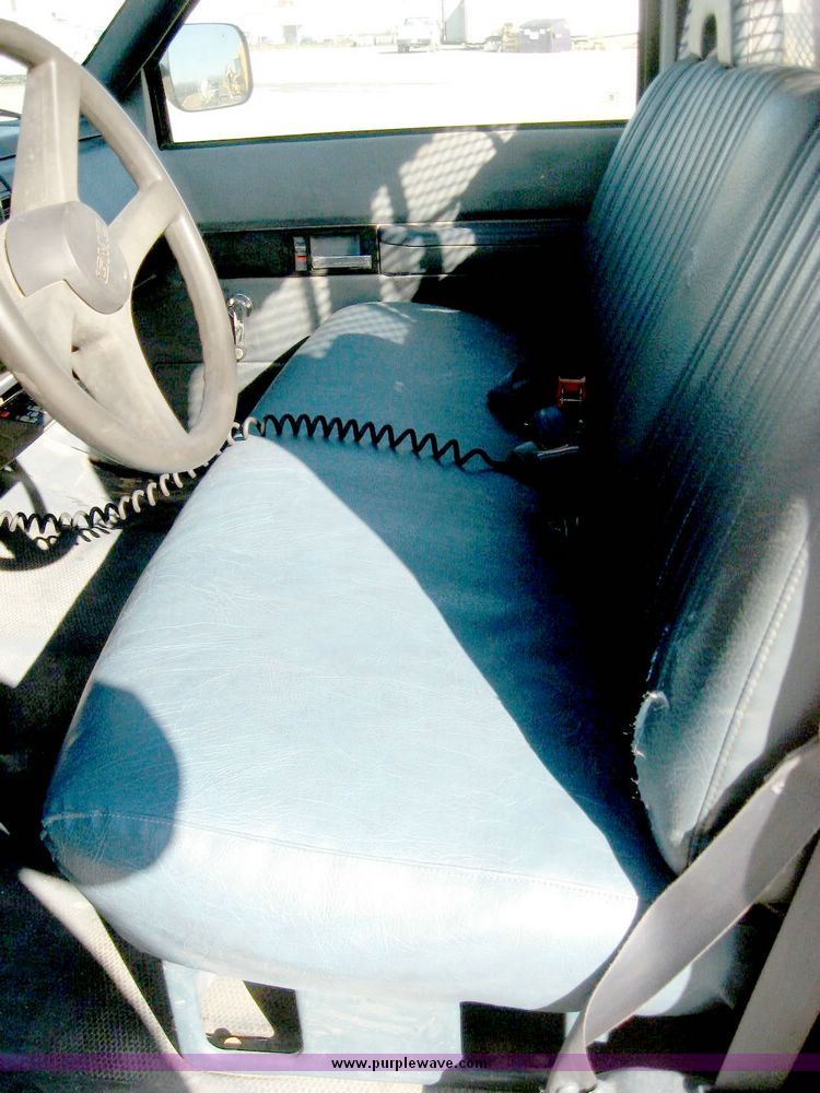 image for item 6416 1994 GMC C2500 pickup truck