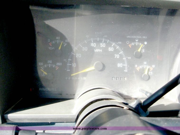 image for item 6416 1994 GMC C2500 pickup truck