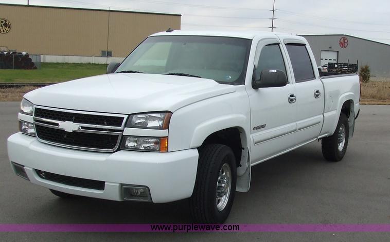 image for item 6537 2003 Chevrolet Silverado C1500HD crew cab pickup