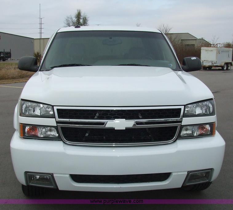 image for item 6537 2003 Chevrolet Silverado C1500HD crew cab pickup