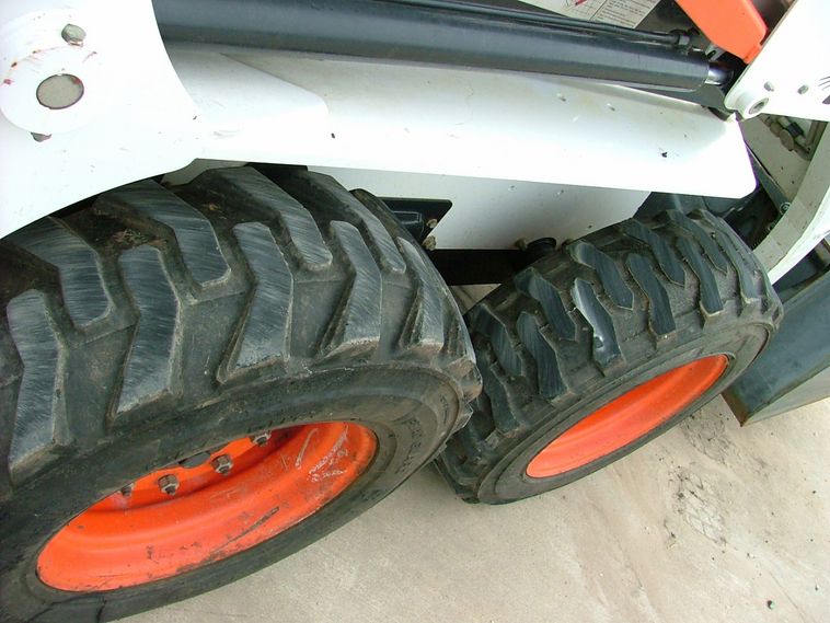 image for item 3001 2006 Bobcat S-130 skid steer