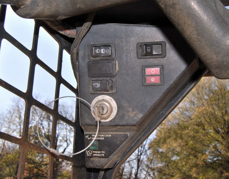 image for item 6030 1998 Bobcat 873 skid steer