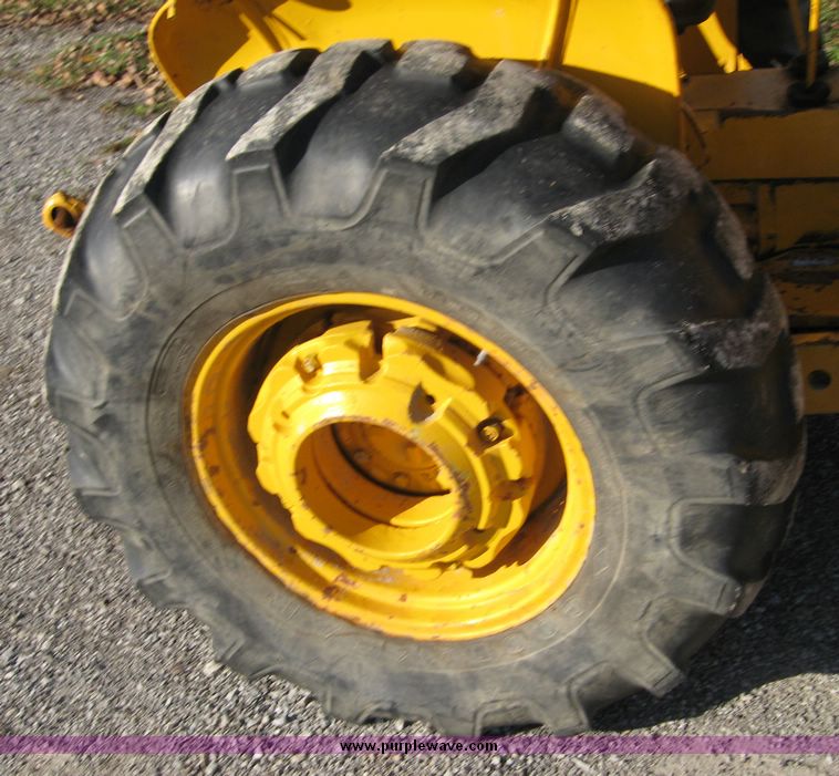 image for item 6564 John Deere tractor with loader