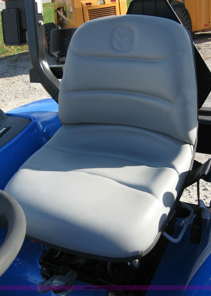 image for item 6566 2005 New Holland TC33DA MFWD tractor