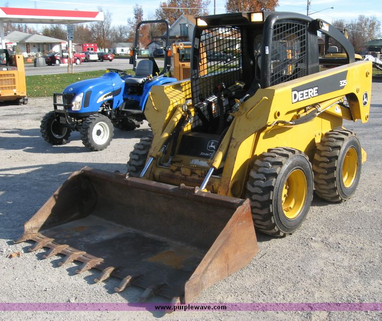 image for item 6567 2006 John Deere 325 skid steer