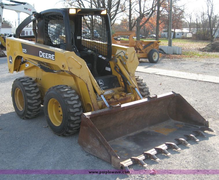 image for item 6567 2006 John Deere 325 skid steer