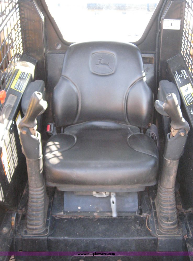 image for item 6567 2006 John Deere 325 skid steer