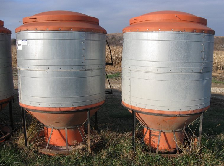 (2) Big Sioux oscillating hog feeders in Manhattan, KS Item 3071 sold