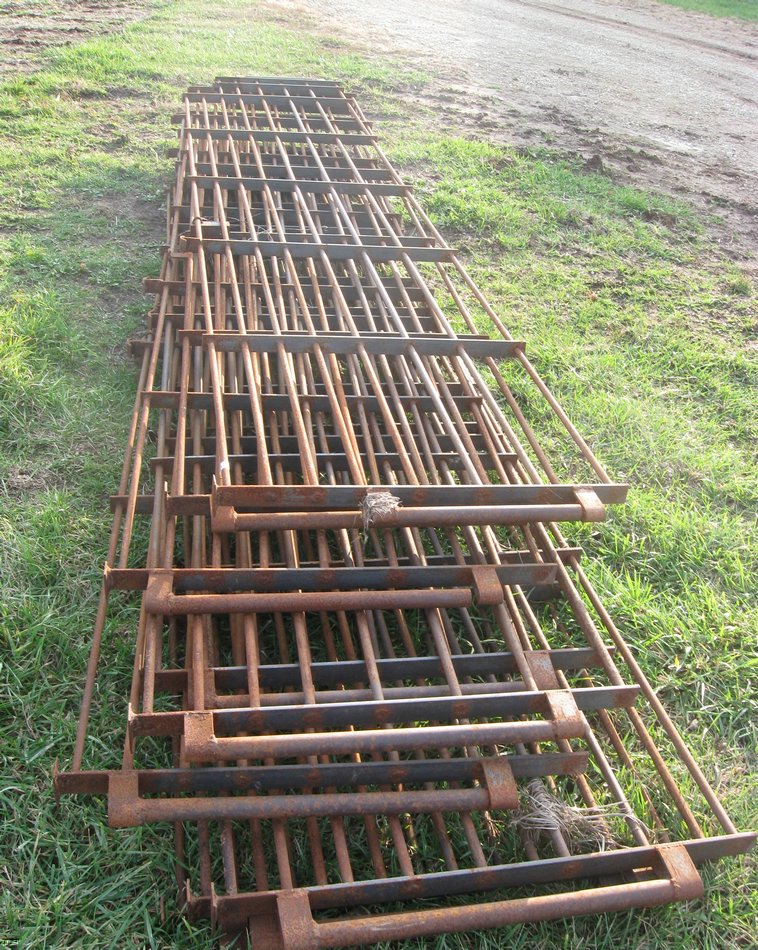 image for item 3080 Assorted used solid rod hog panels