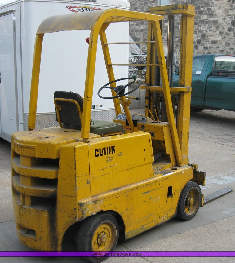 1965 Clark forklift in Manhattan, KS Item 3433 sold Purple Wave