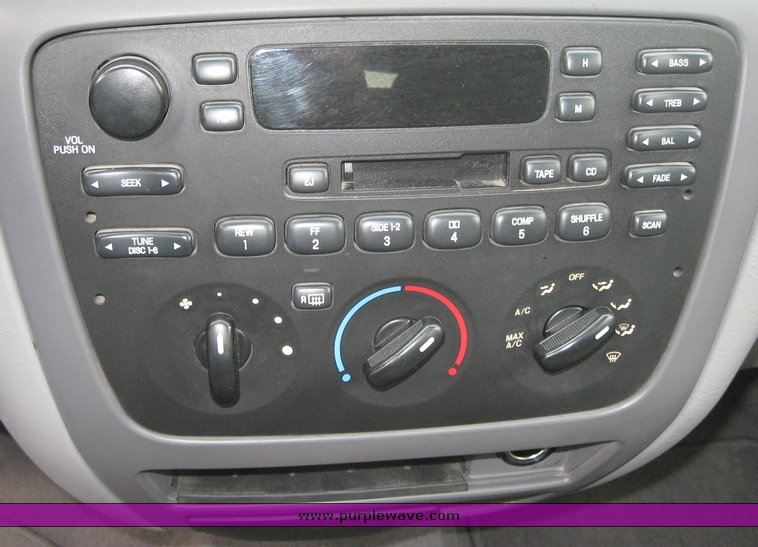 image for item 3452 2003 Ford Taurus SE