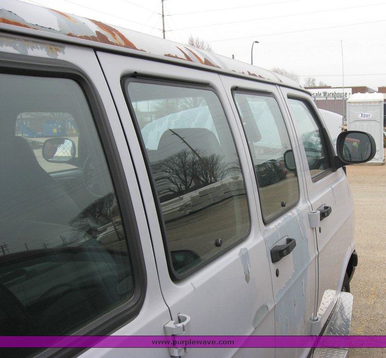 image for item 3454 1999 Dodge Ram Wagon