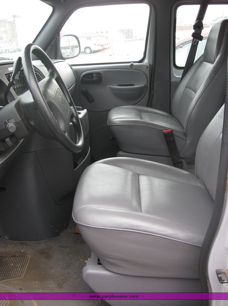 image for item 3454 1999 Dodge Ram Wagon