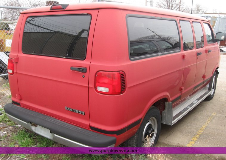 image for item 3455 2001 Dodge Ram Wagon B2500