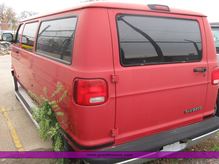 image for item 3455 2001 Dodge Ram Wagon B2500