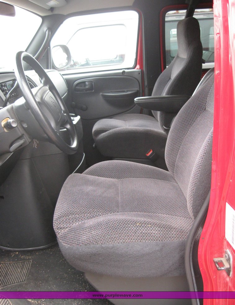 image for item 3455 2001 Dodge Ram Wagon B2500