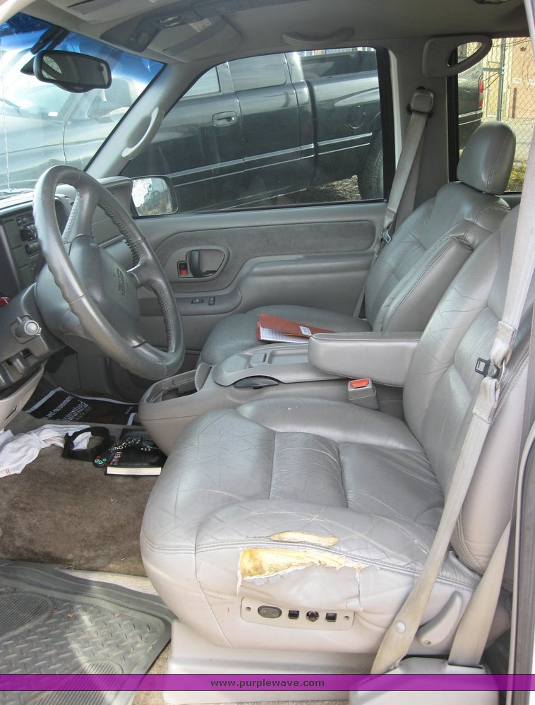 image for item 3492 1998 GMC Yukon SLT