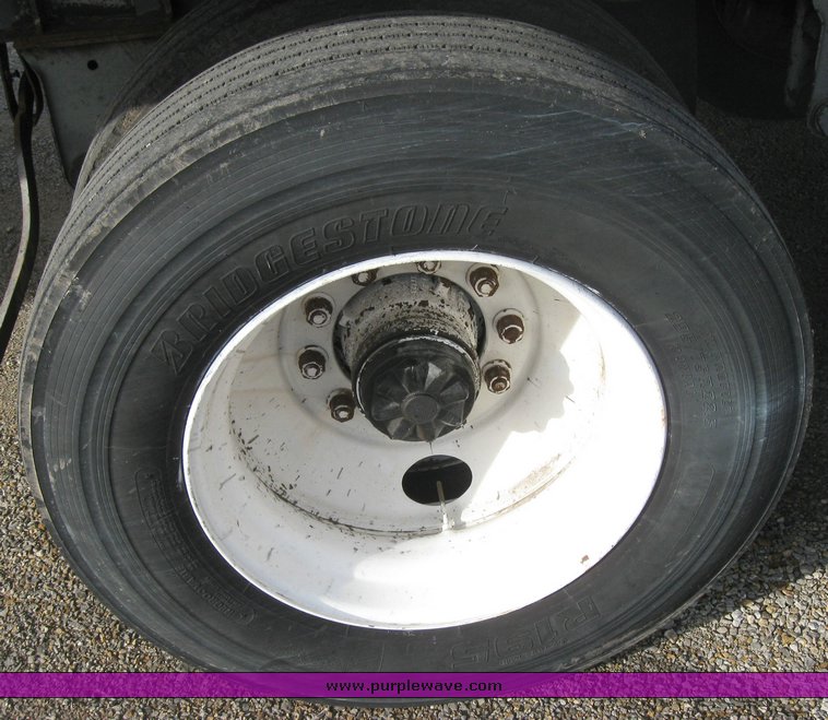 image for item 3495 1995 Fruehauf 53' enclosed trailer