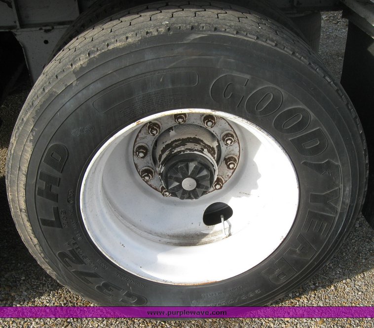 image for item 3495 1995 Fruehauf 53' enclosed trailer