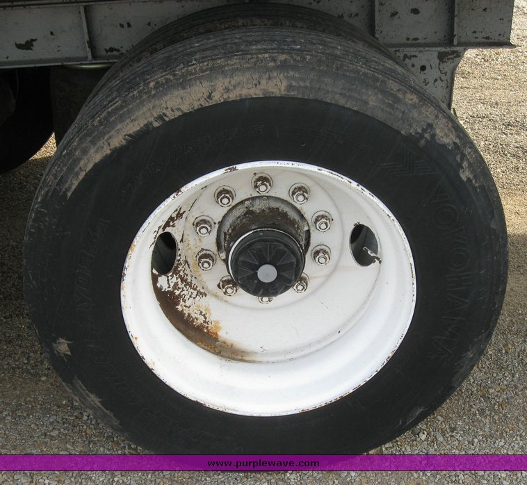 image for item 3495 1995 Fruehauf 53' enclosed trailer