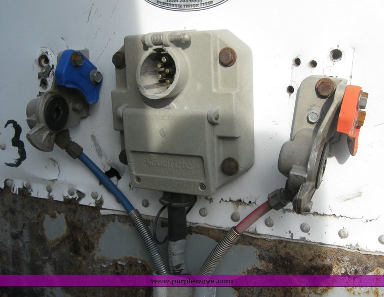 image for item 3495 1995 Fruehauf 53' enclosed trailer