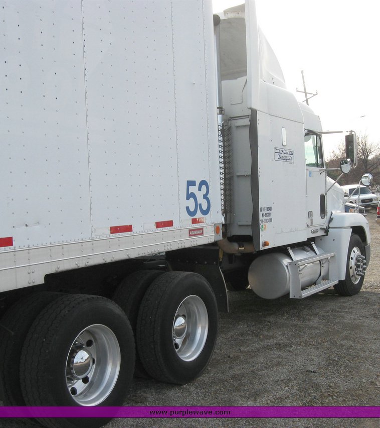 image for item 3496 1999 Freightliner semi truck