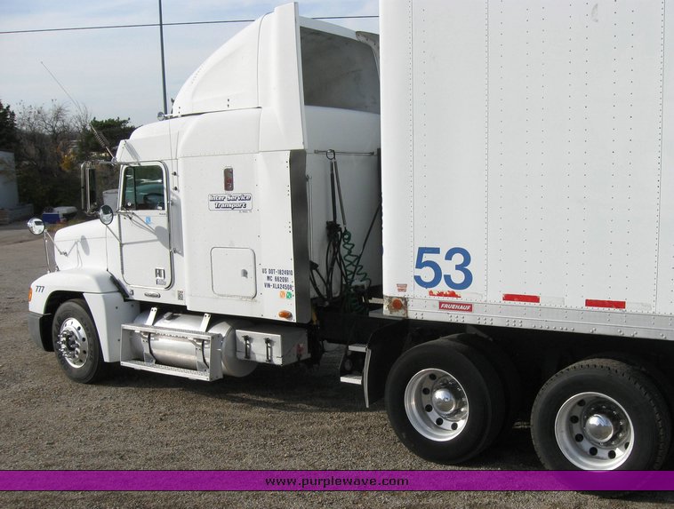 image for item 3496 1999 Freightliner semi truck