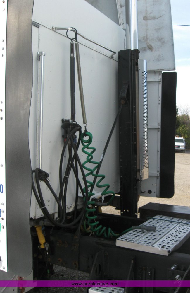 image for item 3496 1999 Freightliner semi truck