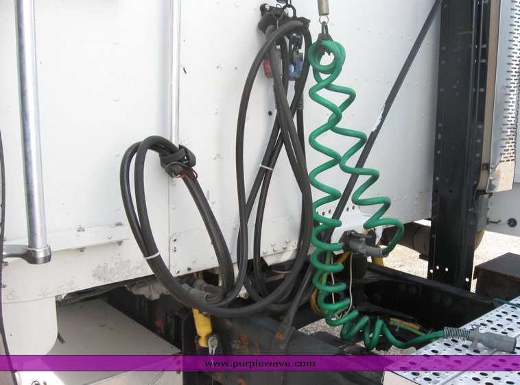 image for item 3496 1999 Freightliner semi truck