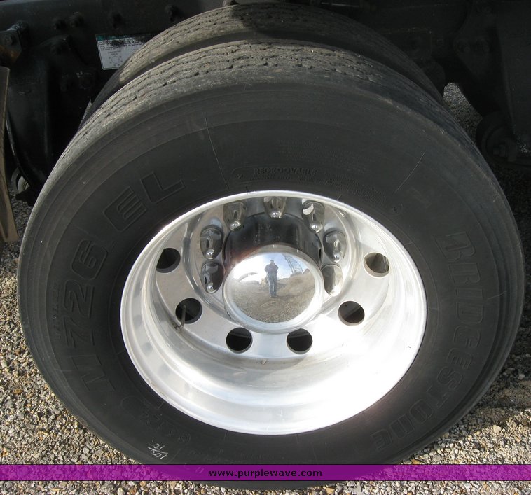 image for item 3496 1999 Freightliner semi truck