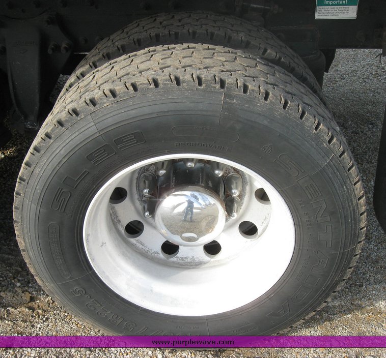 image for item 3496 1999 Freightliner semi truck