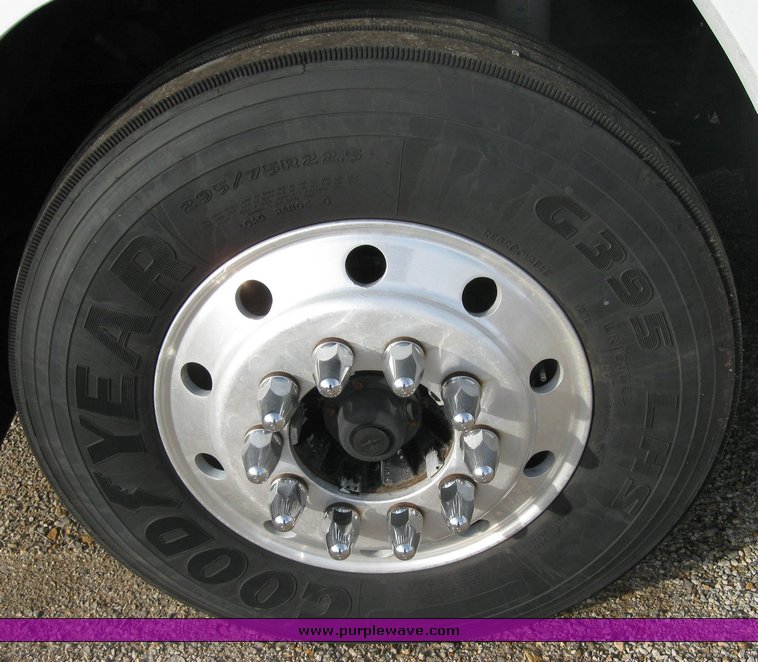 image for item 3496 1999 Freightliner semi truck