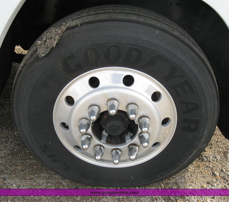 image for item 3496 1999 Freightliner semi truck