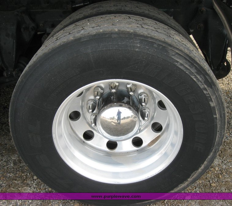 image for item 3496 1999 Freightliner semi truck